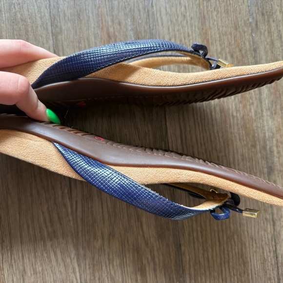 Vionic navy blue flip flops - Picture 4 of 5